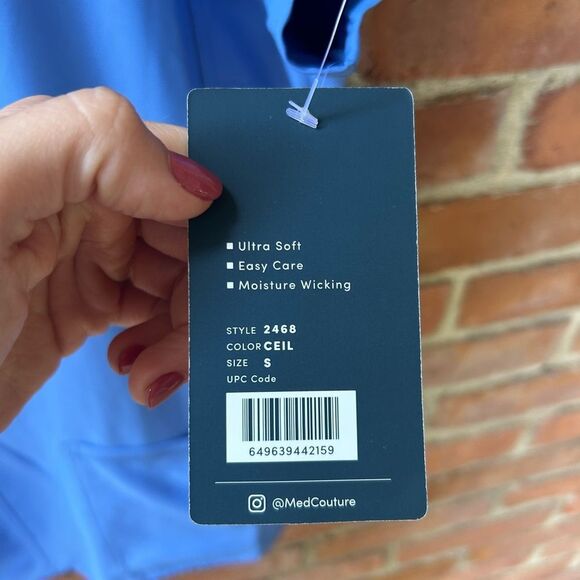 Med Coutoure Ceil Blue V-Neck Pocket Scrub Tee - Picture 4 of 4